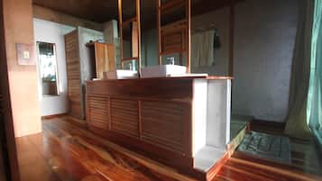 Bungalow Exclusive, 1 giường cỡ king, quang cảnh biển | Phòng tắm | Buồng tắm vòi sen, đồ dùng nhà tắm miễn phí, khăn tắm