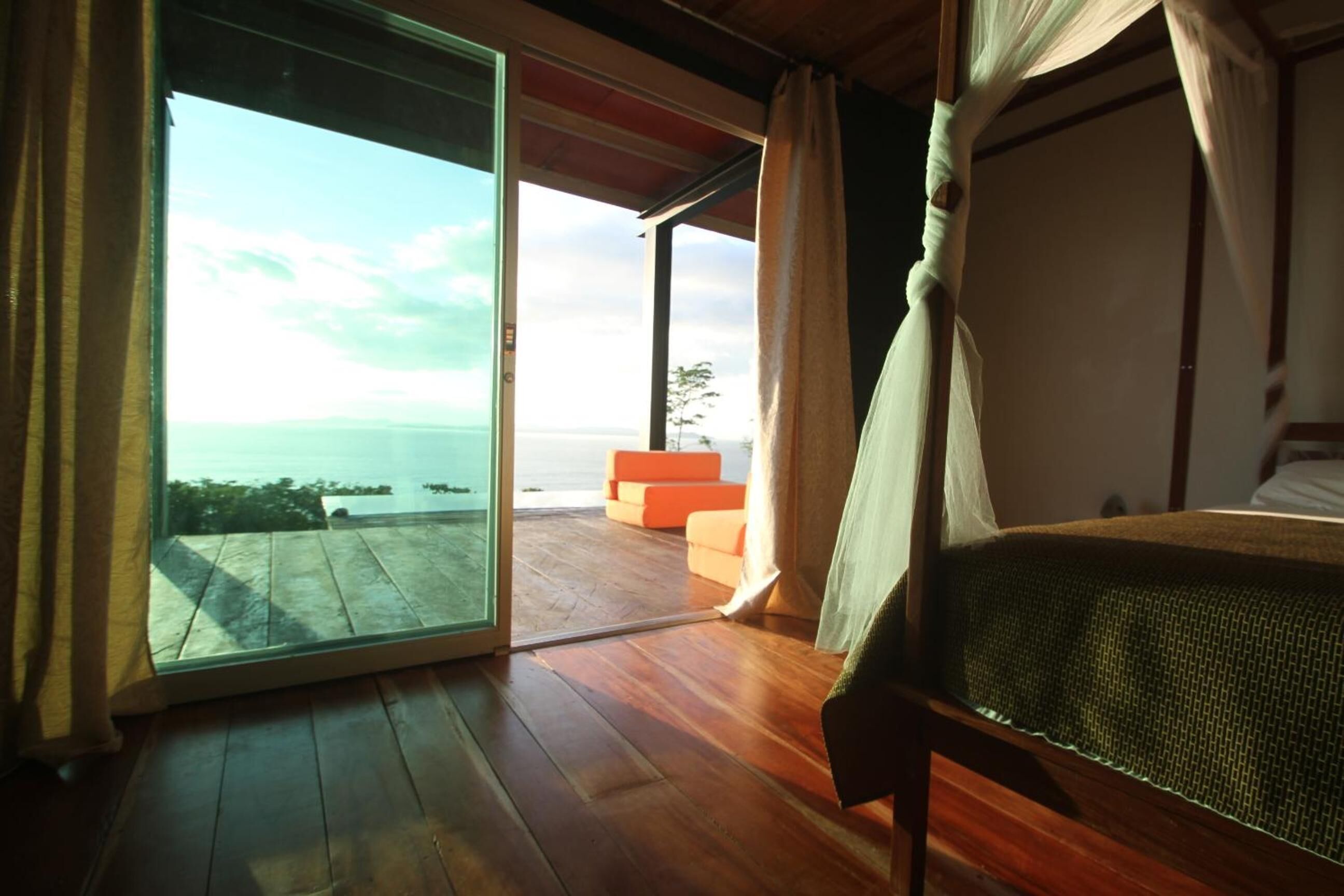 Egyptian cotton sheets, premium bedding, soundproofing, free WiFi