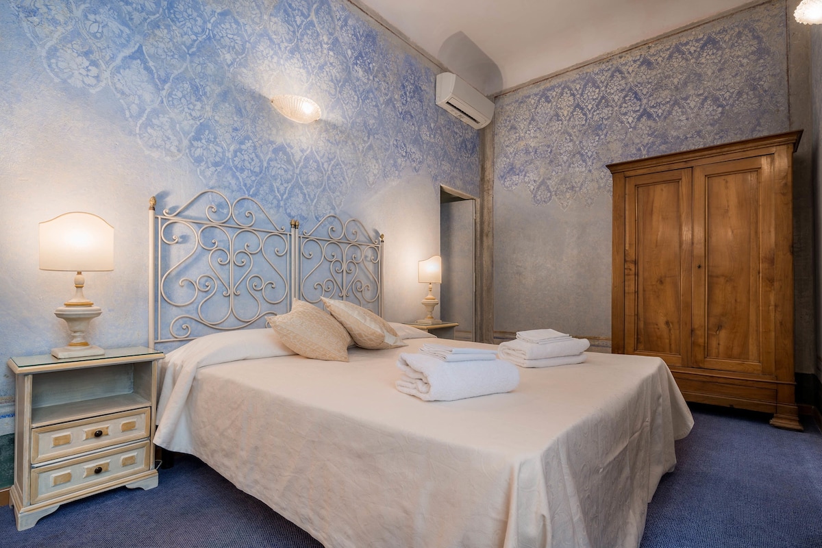 Frette Italian sheets, premium bedding, in-room safe, soundproofing