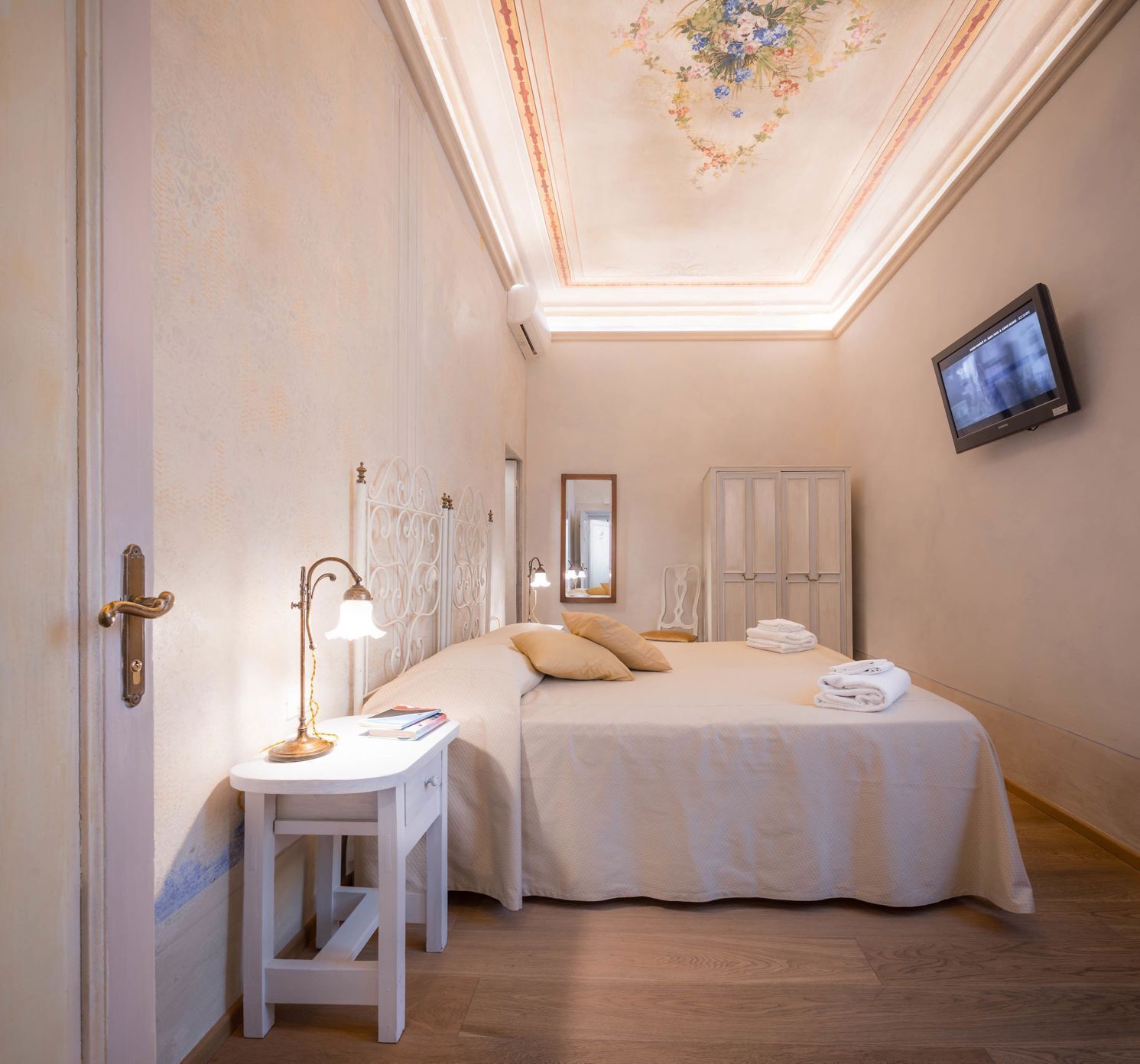 Frette Italian sheets, premium bedding, in-room safe, soundproofing