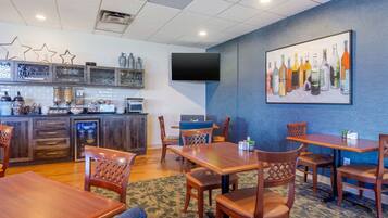 Café da manhã feito na hora grátis todos os dias