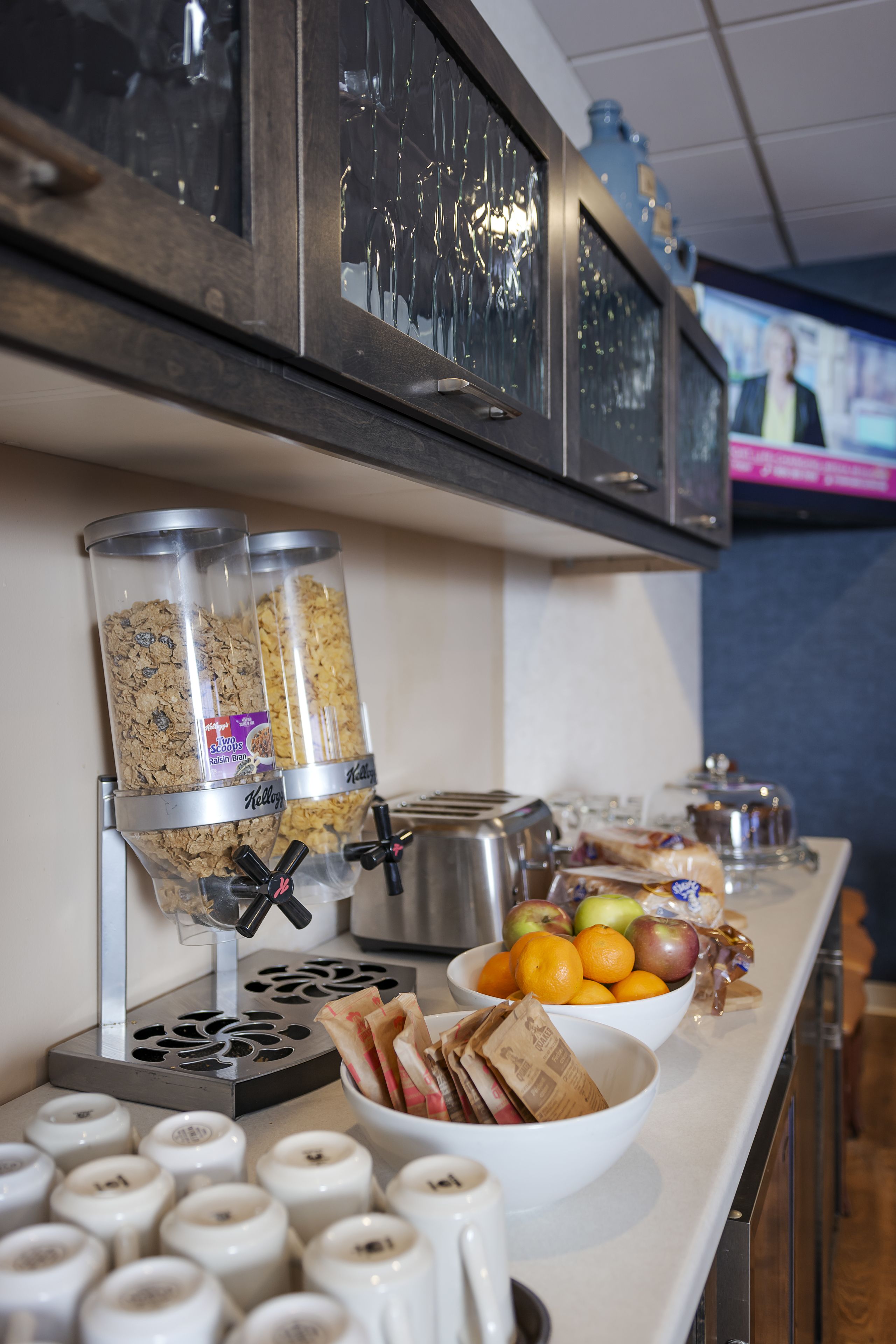 breakfast, lunch and dinner served