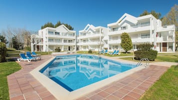 3 piscinas al aire libre, sombrillas, sillones reclinables de piscina