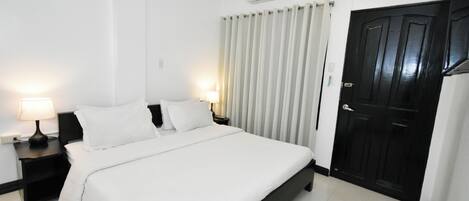 Caja de seguridad en la habitación y tabla de planchar con plancha