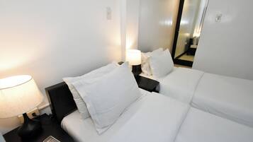 Caja de seguridad en la habitación y tabla de planchar con plancha