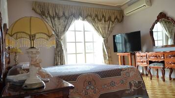 Suite | Desk, iron/ironing board, free WiFi