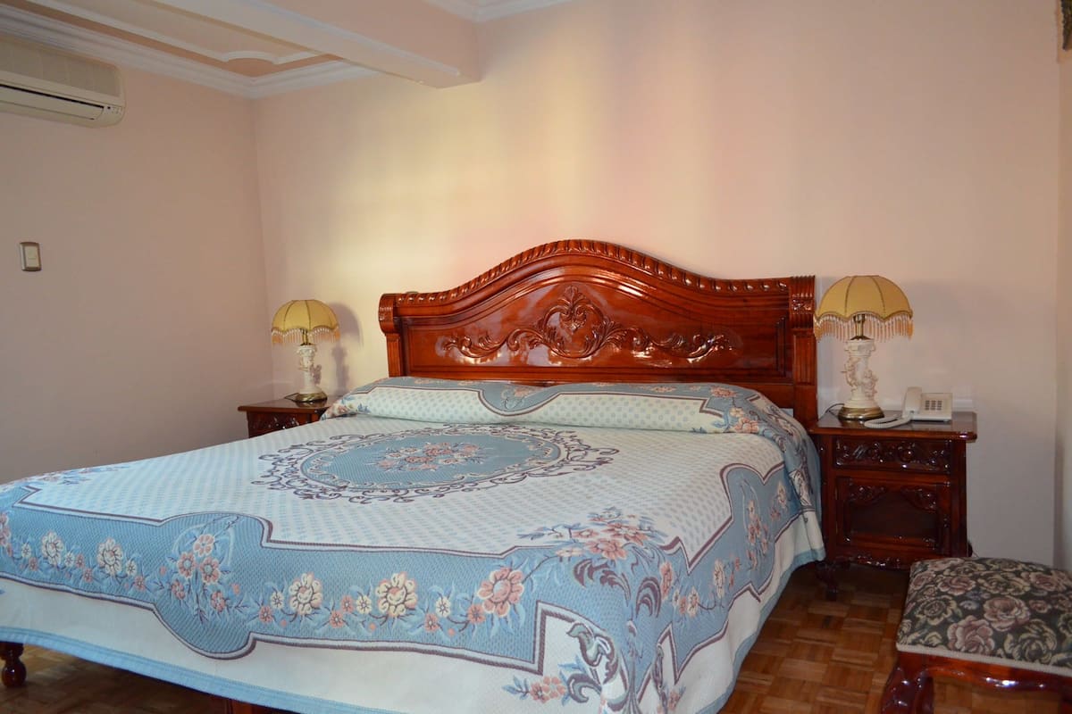 Suite | Desk, iron/ironing board (on request), free WiFi