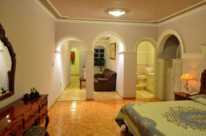 Suite | Desk, iron/ironing board, free WiFi