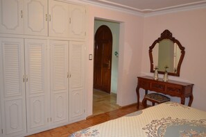 Family Suite | Desk, iron/ironing board, free WiFi