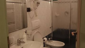 Double Room | Bathroom | Free toiletries, hair dryer, bidet, towels