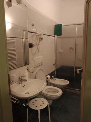 Double Room | Bathroom | Free toiletries, hair dryer, bidet, towels - Antiche Scale (Fiesole)