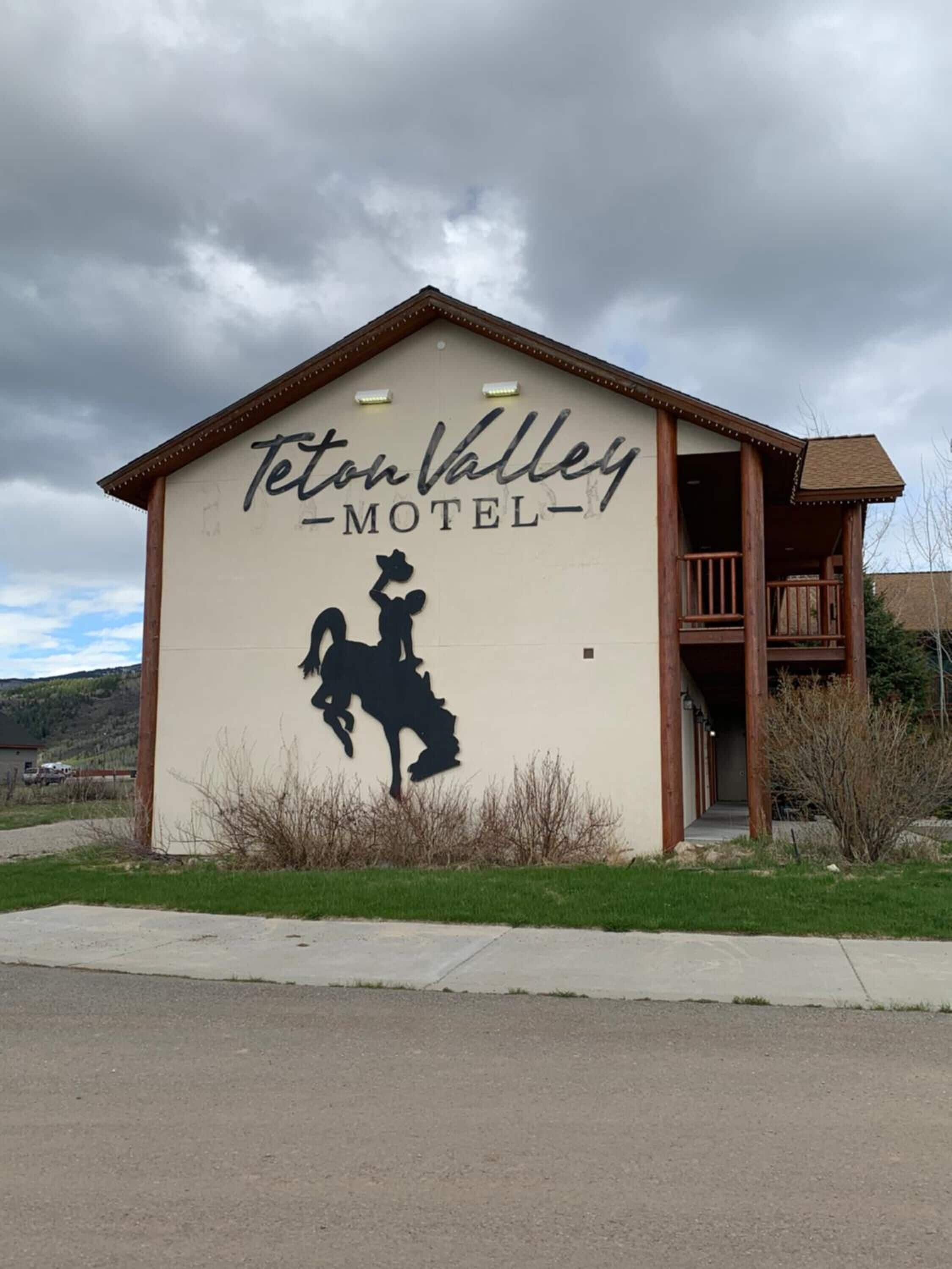 Un motel llamado Teton Valley con la silueta de un vaquero en el letrero.