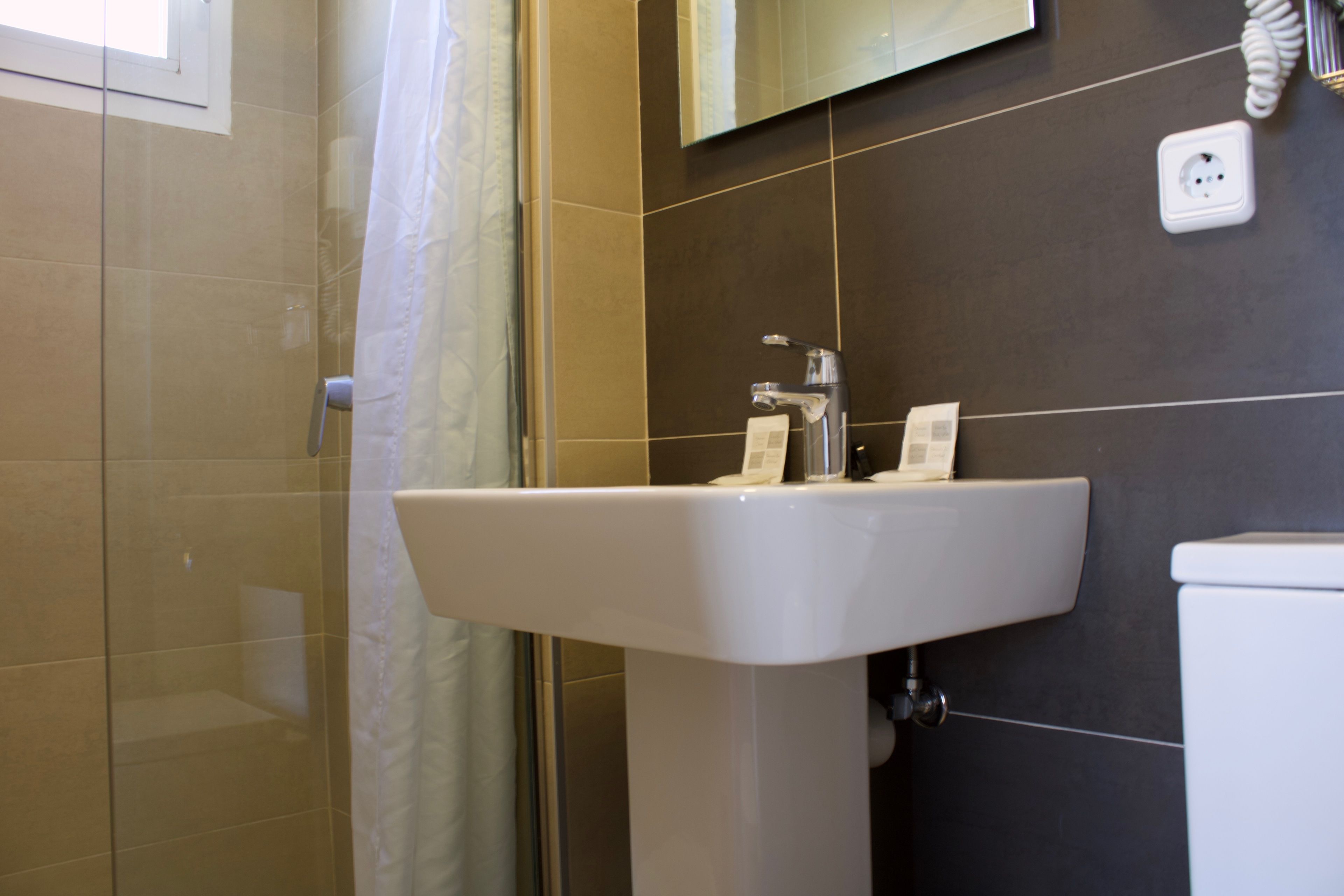 single room | 1 bedroom, in-room safe, desk, blackout curtains