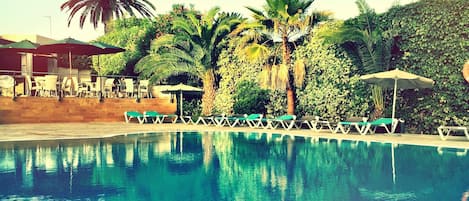 Piscine extérieure, parasols de plage, chaises longues