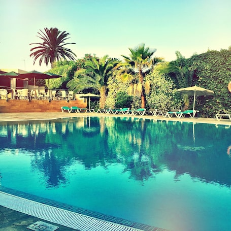 Außenpool, geöffnet von 10:00 Uhr bis 20:00 Uhr, Sonnenschirme. Hotel Vista Odín