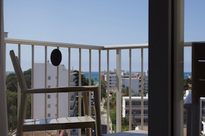 A balcony with a view of a cityscape and the sea. - Hotel Vista Odín (Palma de Mallorca)