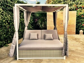 Utendørsbasseng, bassengparasoller og solsenger