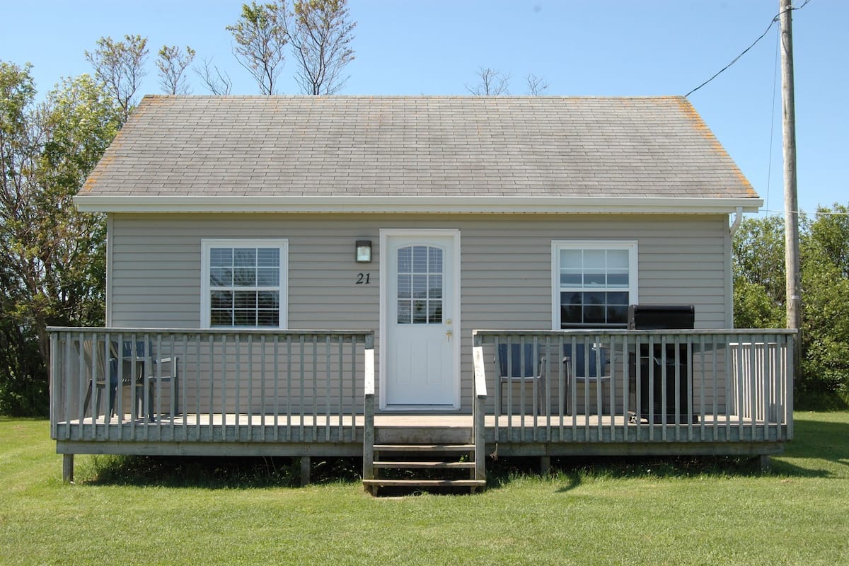 Deluxe Cottage, 2 Bedrooms (1 queen and 2 double beds) | 1 bedroom, minibar, soundproofing, free WiFi
