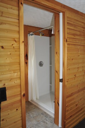 Bed and Breakfast Guestroom with Ensuite Bathroom (#2 B&B) | Kylpyhuone | Pyyhkeet