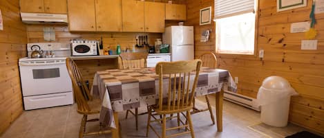 Deluxe Cottage, 2 Bedrooms (2 queen and 1 sofa bed) | In-room dining