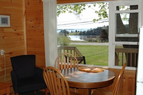 Servicio a la habitación. North Rustico Motel and Cottages