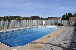 Útilaug sem er opin hluta úr ári