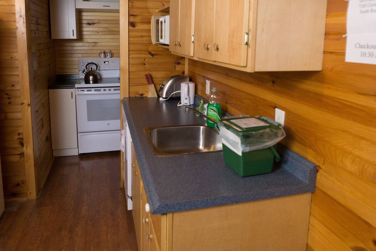 deluxe cottage, 3 bedrooms (3 queen beds) | private kitchen | electric kettle