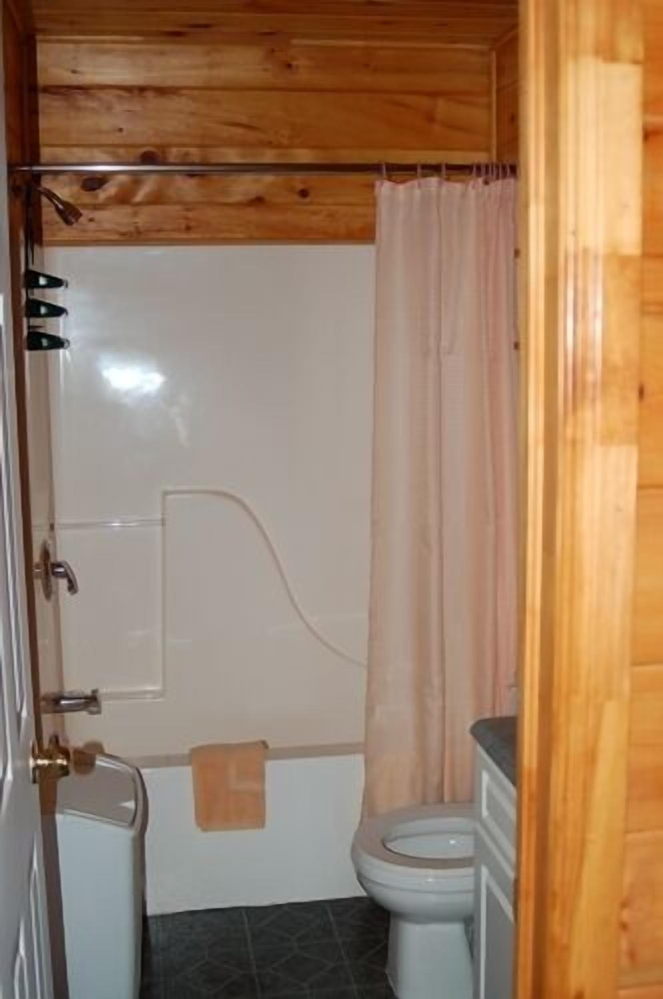Un bagno piccolo con doccia, servizi igienici e lavandino.