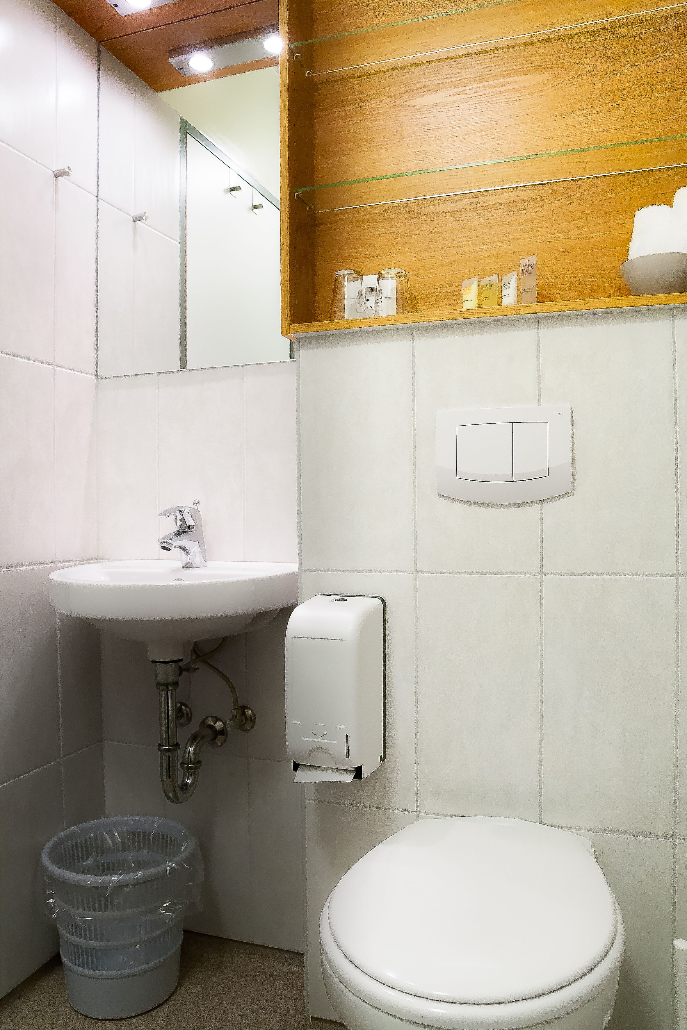 shower, free toiletries, towels