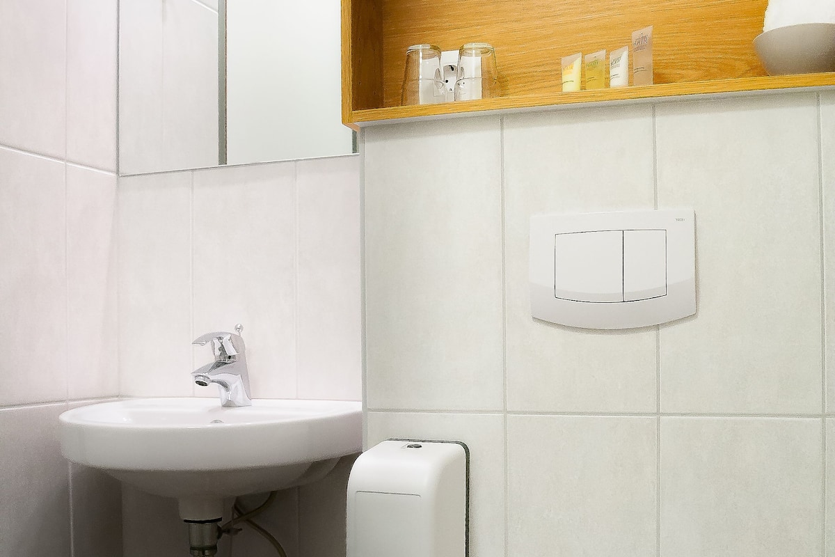 shower, free toiletries, towels