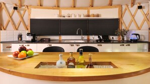 Suite superior, vistas al lago | Cocina privada | Máquina de café espresso, frigorífico y microondas