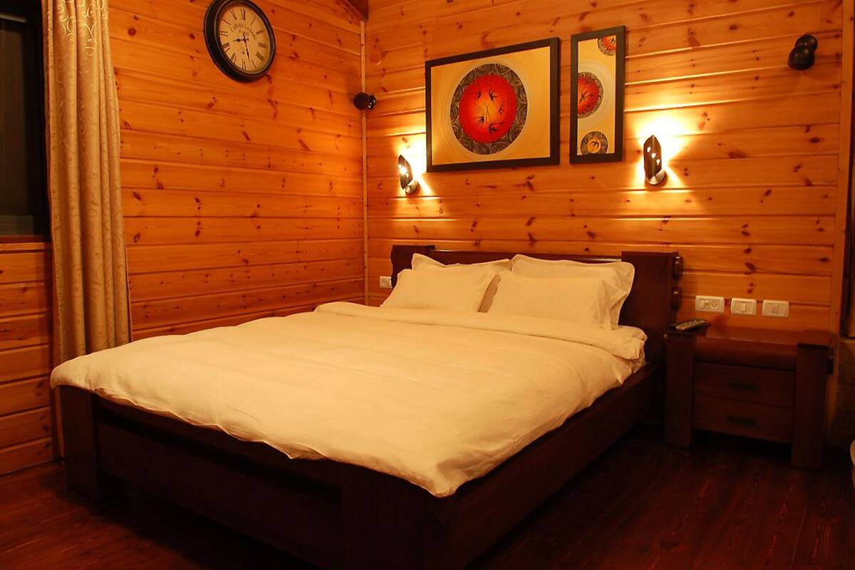 Deluxe Suite, Lake View | Premium bedding, minibar (free items), soundproofing, WiFi (free)