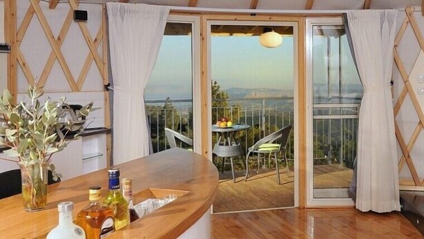 Suite superior, vistas al lago | Zona de estar | Una televisión LED, una chimenea, un reproductor de DVD