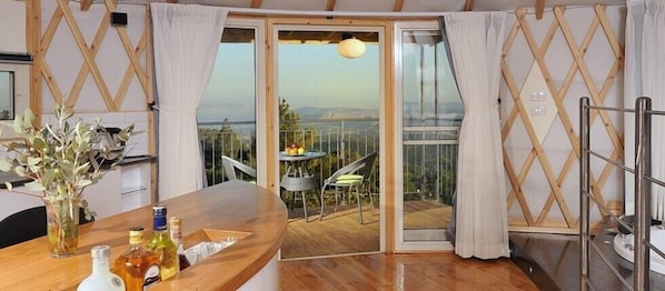 Superior-Suite, Seeblick | Wohnbereich | LED-Fernseher, Kamin, DVD-Player