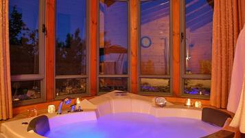 Deluxe Suite, Lake View | Jetted bathtub