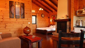 Suite Deluxe, vistas al lago | Zona de estar | Una televisión LED, una chimenea, un reproductor de DVD