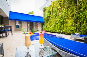Una piscina al aire libre