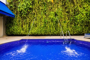 Una piscina al aire libre