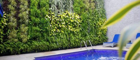 Una piscina al aire libre