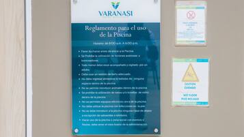 Señal con normas de la piscina e información sobre profundidad para el Hotel Boutique Varanasi.