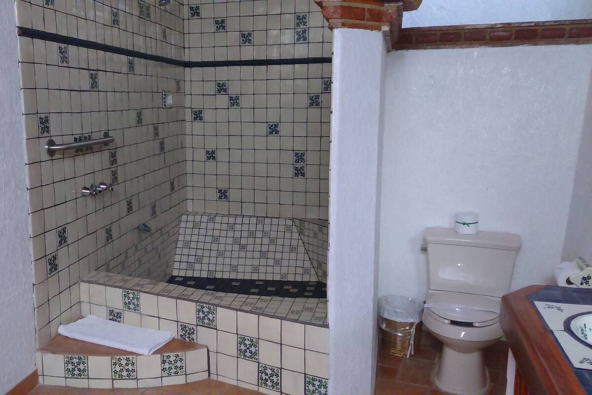 Suite, 1 Tempat Tidur King | Brankas, meja kerja, setrika/meja setrika, dan tempat tidur bayi gratis