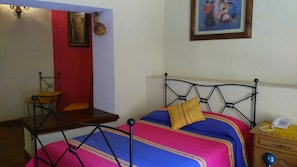 ห้องดับเบิล | ตู้นิรภัยในห้องพัก, โต๊ะทำงาน, เตารีด/โต๊ะรีดผ้า