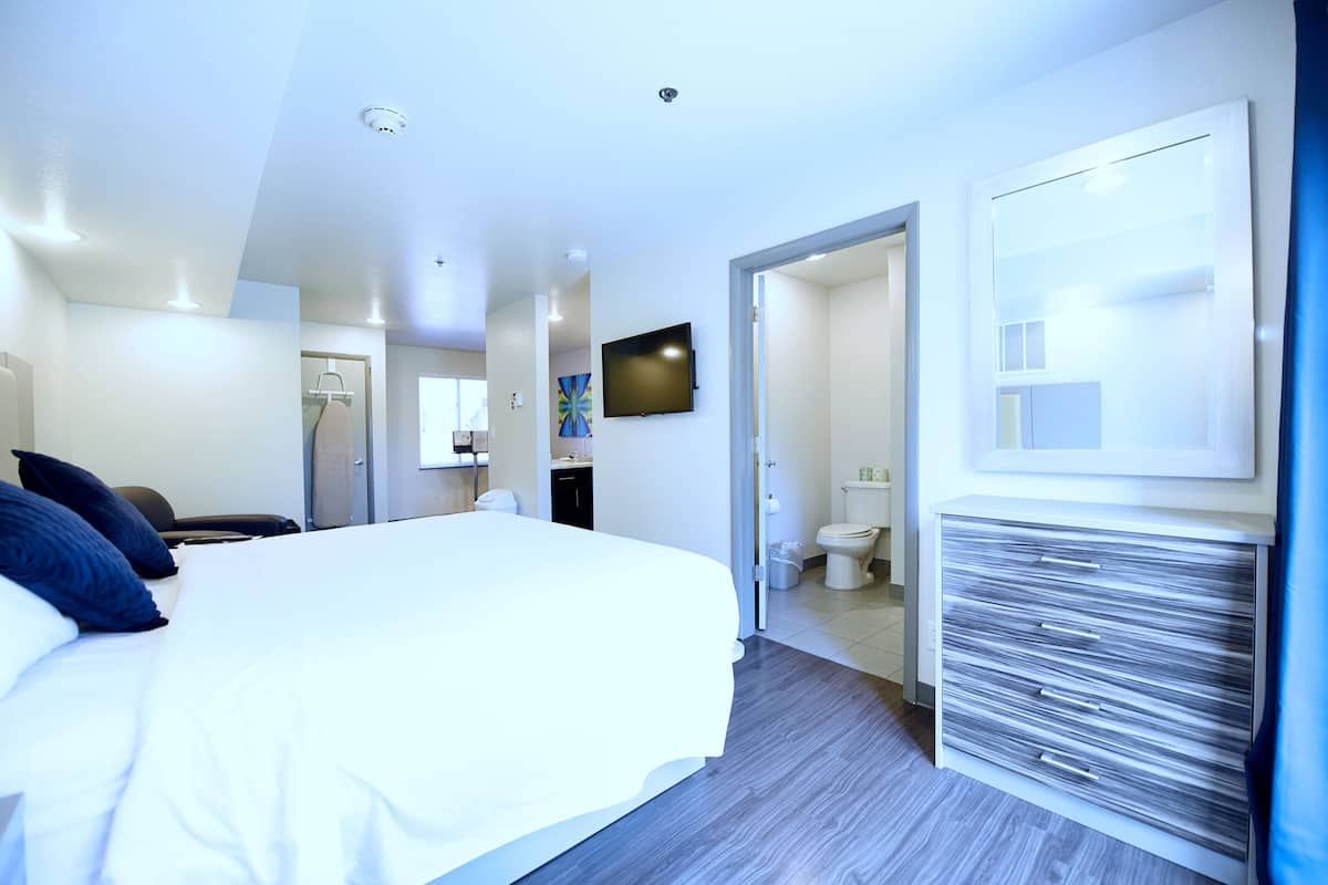 single room, 1 king bed, kitchenette | 1 bedroom, premium bedding, down duvets, in-room safe