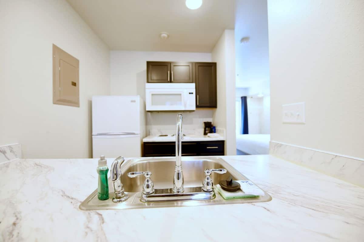 fridge, microwave, stovetop, dishwasher