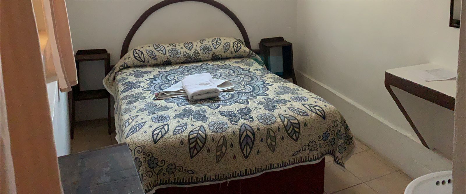 Habitación estándar doble, baño privado | Edredones de plumas, tabla de planchar con plancha, wifi gratis
