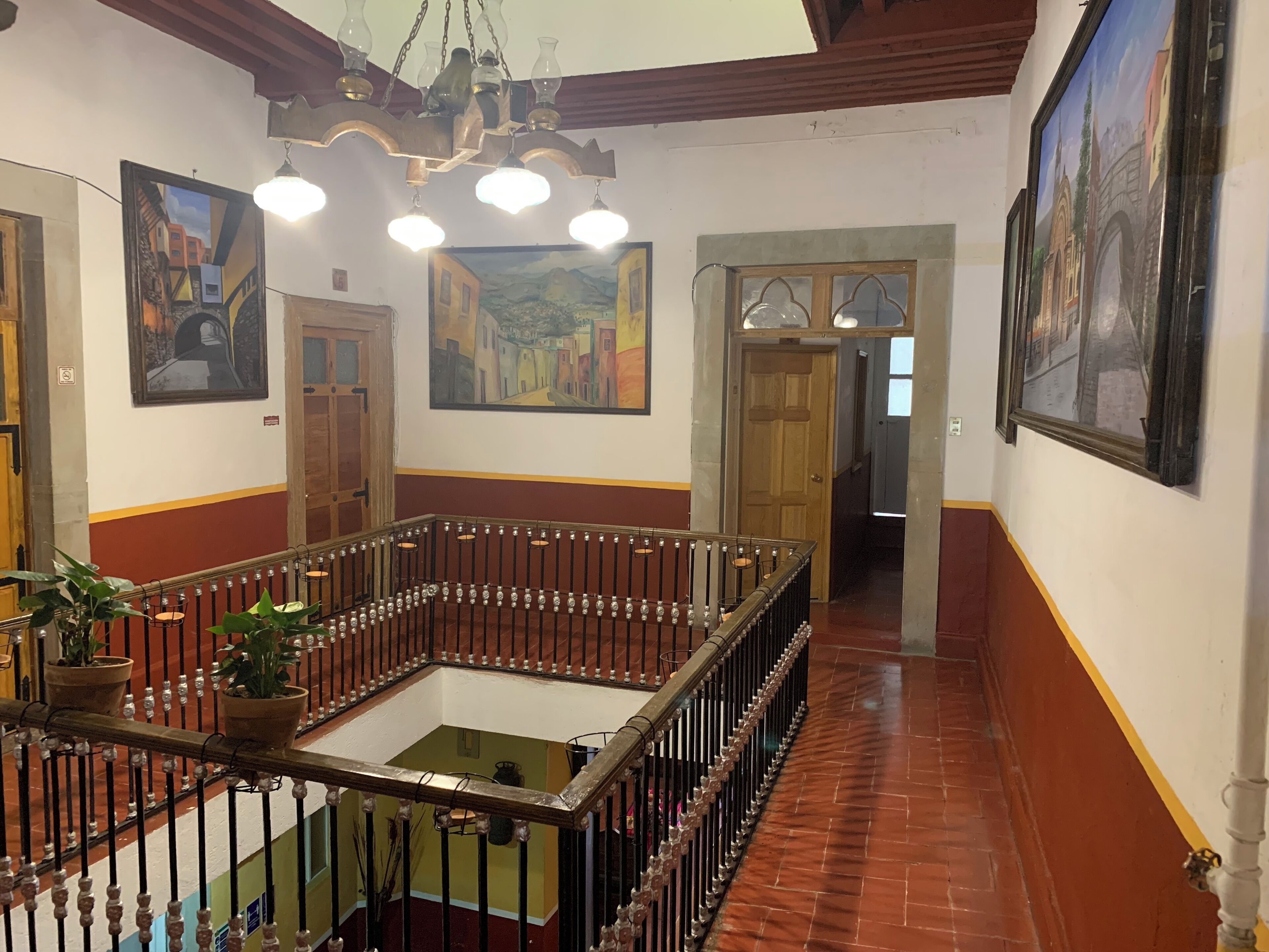 تلفزيون بشاشة مسطحة بحجم 50-بوصة يعرض قنوات تلفزيونية باشتراك مدفوع