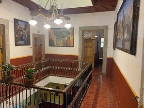 Télévision à écran plat de 50 pouces avec chaînes par câble, télévision