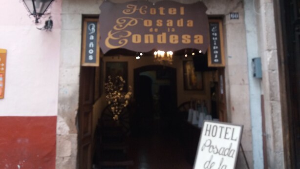L’entrée d’un hôtel, avec une enseigne indiquant : « Hôtel Posada de la Condesa ».