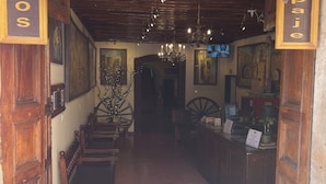L’entrée d’un hôtel, avec une enseigne en bois sur laquelle on peut lire : « Hôtel Posada de la Ondesa ».