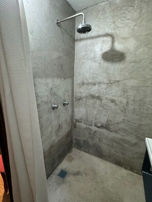Habitación superior | Baño | Regadera, amenidades de baño gratuitas, toallas, jabón 